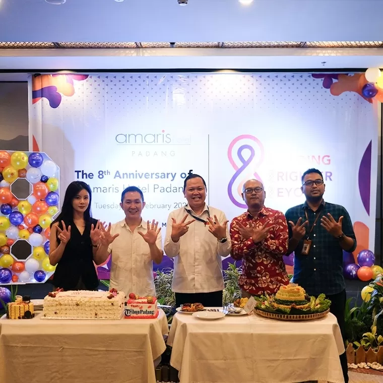 Prosesi perayaan HUT ke-8 Hotel Amaris Padang. IST