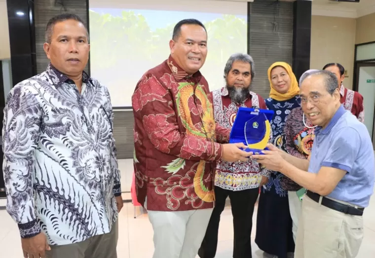Pasangan  Wali Kota dan Wakil Wali Kota Pariaman Yota Balad dan Mulyadi terima cindera mata dari Ketua Umum IKO PARIS, Bagindo Fahmi saat silaturahmi di RM Sari Minang, Jalan Juanda, Jakarta, Selasa (18/2/2025) malam. IST