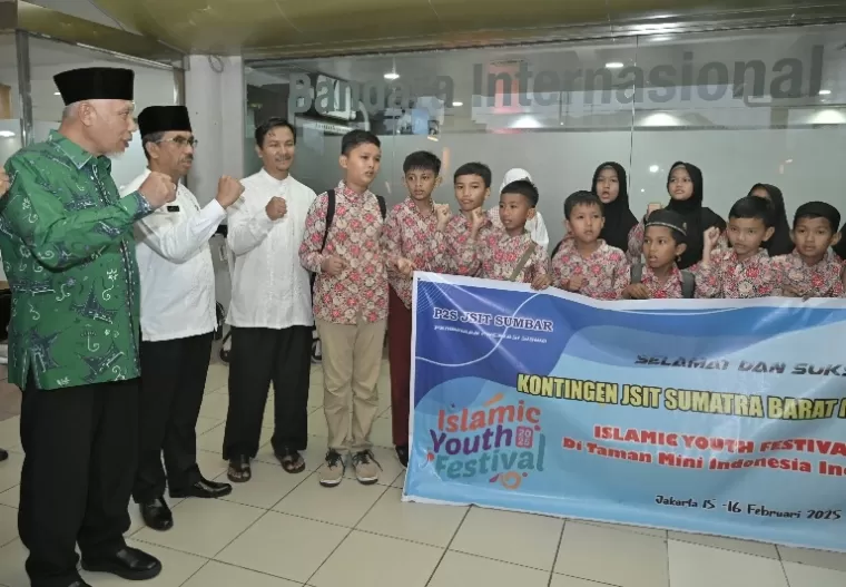 Gubernur Sumbar Mahyeldi saat melepas kontingen JSIT Sumbar, di BIM, Jumat (14/2/2025). IST