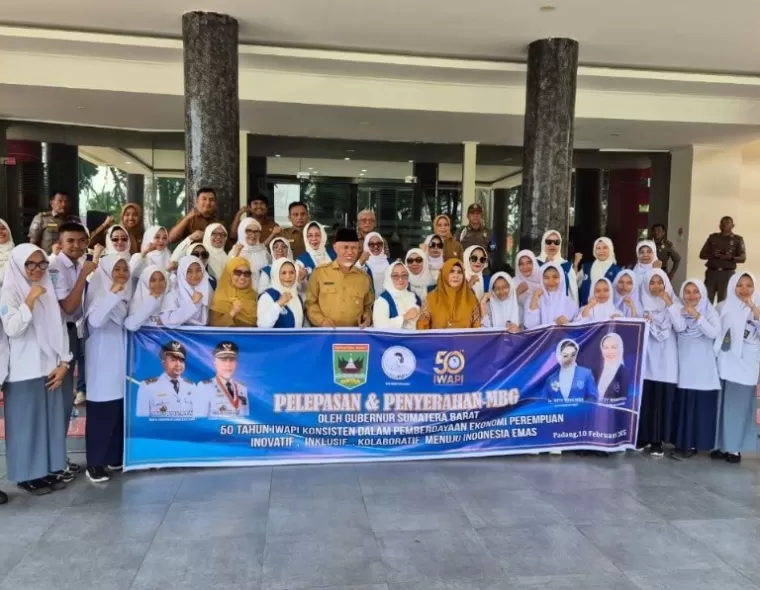 Gubernur Mahyeldi serahkan secara simbolis MBG pada siswa MTS dan Madrasah hasil inisiasi IWAPI Sumbar, Senin (10/2/2025). IST