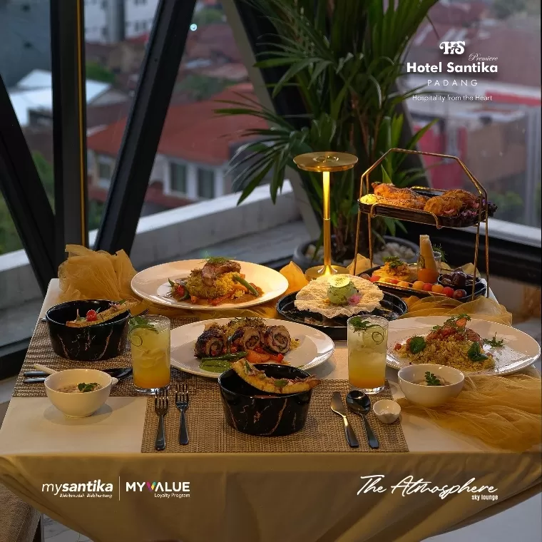 Set menu buka puasa Exclusive Skyline Iftar di The Atmosphere Sky Lounge Lantai 10 Hotel Santika Premiere Padang. IST
