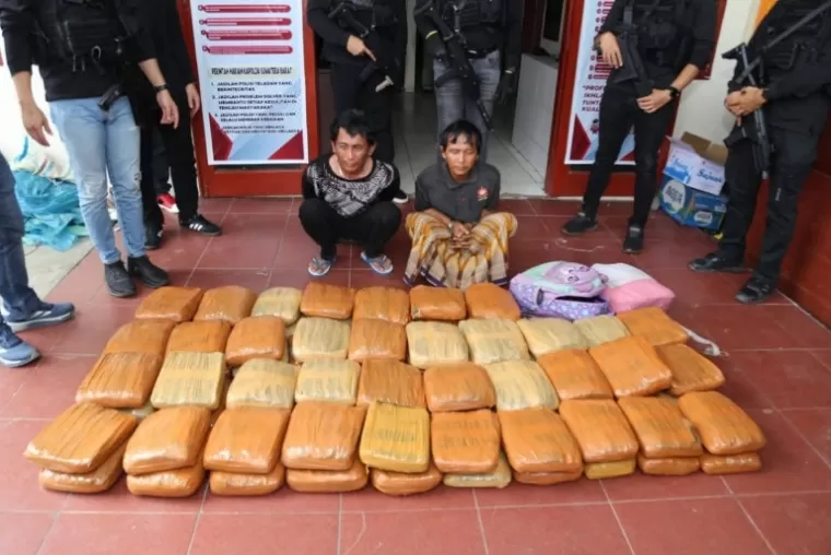 Para tersangka tertangkap Dittipidresnarkoba Bareskrim Polri dan Ditresnarkoba Polda Sumbar yang bawa bawa 74 kg ganja kering, Minggu siang (16/2/2025). IST