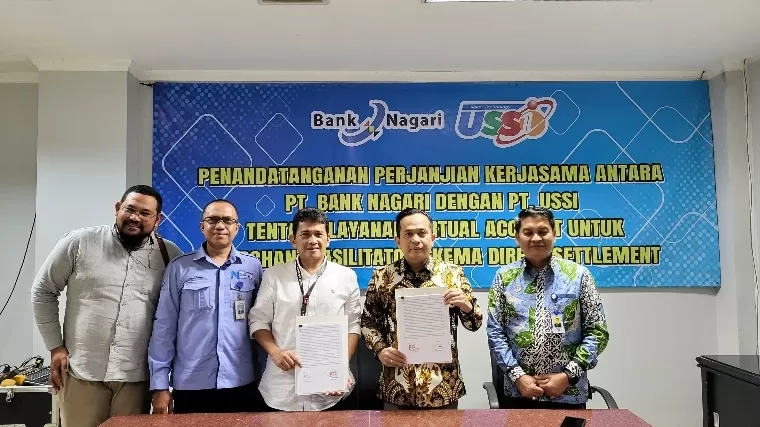 Prosesi memperlihatkan nota kerja sama antara Bank Nagari dengan PT USSI yang turut dihadiri Direktur Utama Bank Nagari Gusti Candra, di Bank Nagari Kantor Cabang Jakarta, Rabu (19/2/2025). IST
