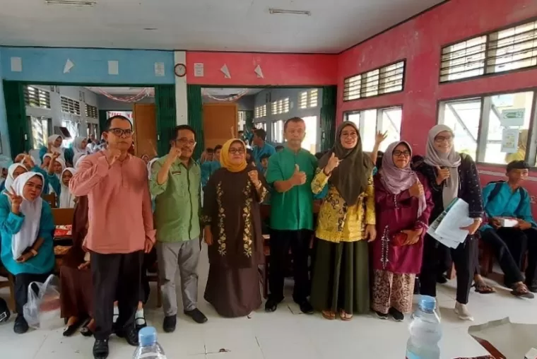 Anggota DPRD Sumbar, Sitti Izzati Azis saat meninjau SMAN 2 Batang Anai, Padangpariaman saat reses, Kamis (21/2/2025). IST