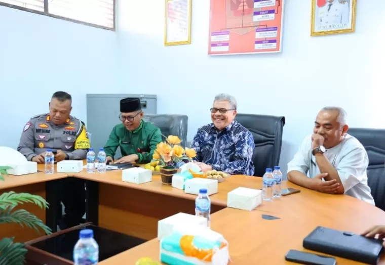 Ketua DPRD Sumbar, Muhidi bersama Kepala Samsat Kabupaten Sijunjung, Nasripul Romka, saat kunjungan kerja ke kantor itu, Jumat (14/2/2025). IST