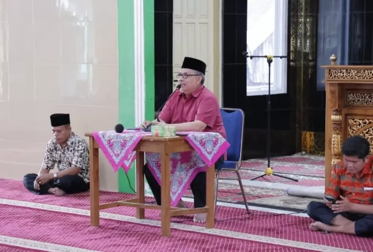 Ketua DPRD Sumbar Muhidi saat lakukan reses pada masyarakat Korong Gadang, Kuranji di Masjid Al-Tim Jihad, Senin (17/2/2025). IST