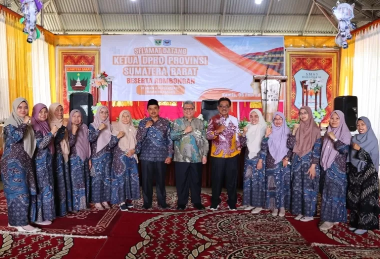 Ketua DPRD Sumbar Muhidi bersama sejumlah kepala SMA se Kabupaten Tanahdatar saat kunjungan kerja di kabupaten itu, Kamis (6/2/2025). IST