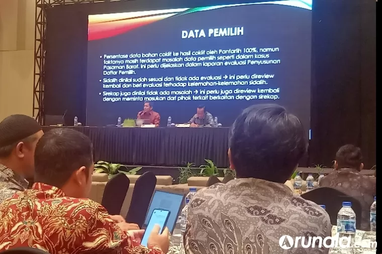 Pakar Hukum Tata Negara dari Unand, Khairul Fahmi jadi pembicara pada FGD yang diadakan KPU Sumbar, di Padang, Jumat (21/2/2025). (dok : arunala.com)