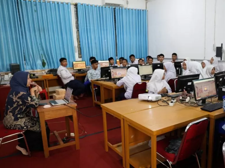 Para siswa se Kota Pariaman ikuti pelatihan Thematic Academy Basic Cyber Security (TA BCS), yang diadakan Komdigi RI di  SMPN 3 Pariaman, Selasa (18/2/2025). IST