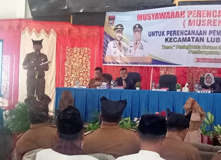 Camat Lubeg, Noviandi Amir sampaikan beberapa program prioritas di kecamatan itu saat pelaksanaan Musrenbang 2026 Kecamatan Lubeg, Selasa (25/2/2025). (dok : arunala.com)