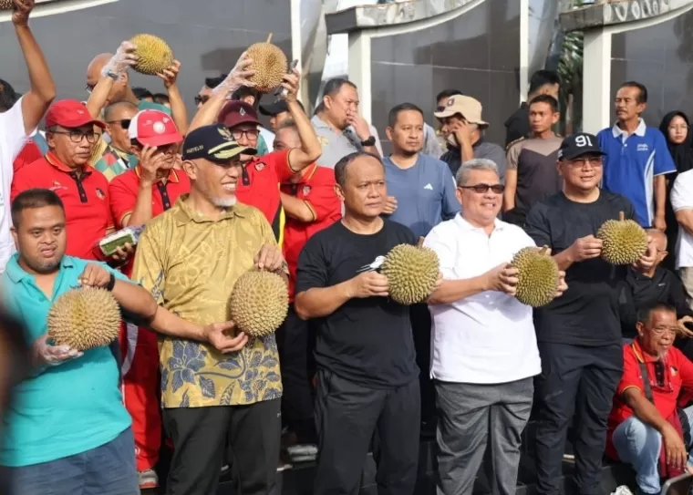 Ketua DPRD Sumbar, Muhidi bersama Gubernur Mahyeldi dan Kapolda Irjen Pol Gatot Tri Suryanta saat Festival Makan Durian Basamo, Minggu (2/2/2025). IST