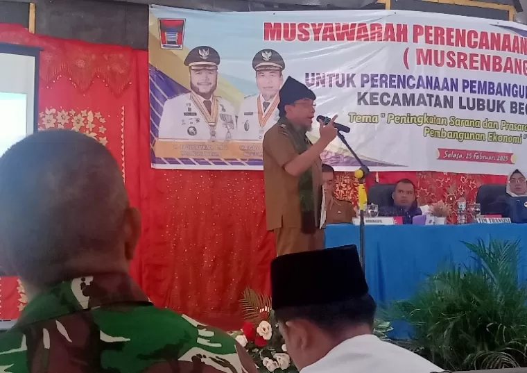 Wakil Wali Kota Padang, Maigus Nasir berikan arahan saat membuka Musrenbang 2026 di Kecamatan Lubuk Begalung, Selasa (25/2/2025). (dok : arunala.com)