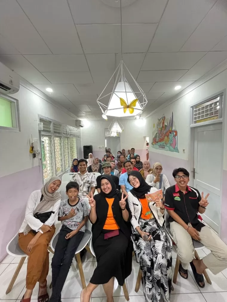 Area Marketing Nutrifood Sumbar, Akhiarni bersama mitra UMKM saat Grow with NutriSari di Nutrihub Padang, Sabtu (22/2/2025). IST