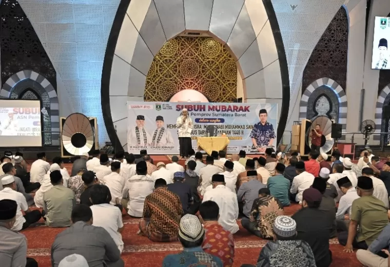 Gubernur Sumbar Mahyeldi sampaikan ketegasan pemprov jaga trantibum jelang Ramadan tahun ini, saat kegiatan subuh Mubarokah di di Masjid Raya Syech Ahmad Khatib Al Minangkabawi, Sumbar, Minggu (2/2/2025). IST