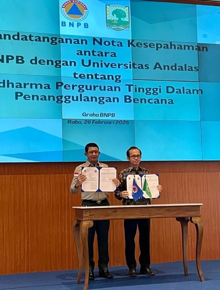 Prosesi memperlihatkan nota kesepahaman antara Unand dengan BNPB, di Graha BNPB, Jakarta Rabu (26/2/2025). IST