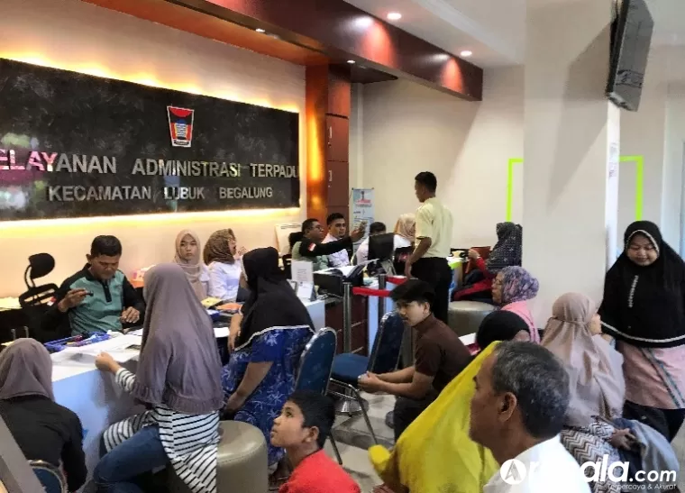 Suasana warga urus adminduknya saat Pekan Dukcapil yang diadakan di Kantor Camat Lubeg, Rabu (26/2/2025). (dok : arunala.com)
