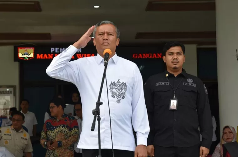 Roberia pimpin apel gabungan pegawai terakhir sekaligus mohon pamit sebagai Pj Wako Pariaman, Senin (19/2/2025). IST