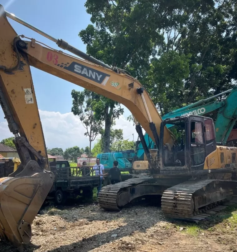 Salah satu alat berat yang diamankan pihak Polda Sumbar karena diduga lakukan tambang emas illegal di Pasaman Barat. IST