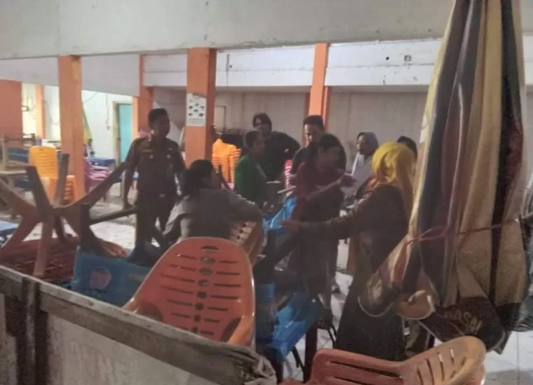 Kepala Dinas Pariwisata  Kota Padang, Yudi Indra Syani, tinjau lokasi Pujasera terlihat bangku tidak tersusun rapi, Senin (24/2/2025). (dok : arunala.com)