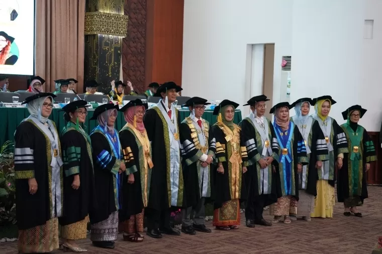 Ketua Dewan Profesor, Prof. Apt. Marlina, Ph.D, Rektor Unand, Efa Yonnedi, Ph.D dan 10 Guru Besar usai pengukuhan di Convention Hall Unand, Selasa (18/2/2025). IST