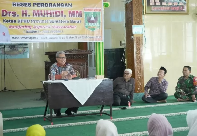 Ketua DPRD Sumbar, Muhidi saat menampung aspirasi masyarakat Kelurahan Sawahan di Masjid Al-Ikwhan, Sabtu (22/2/2025). IST