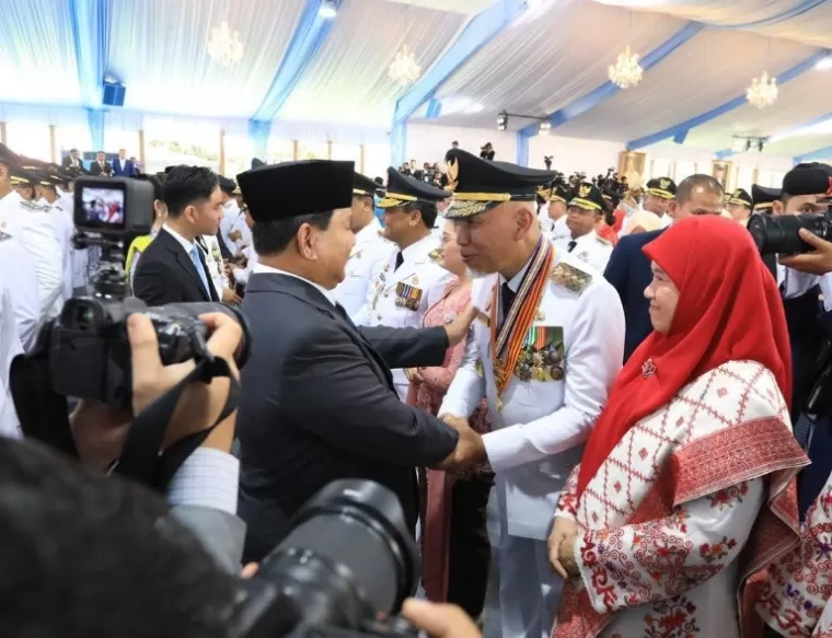 Gubernur Sumbar yang baru, Mahyeldi Ansharullah didampingi istri terima ucapan selamat dari Presiden Prabowo Subianto setelah pelantikan, di Istana Kepresidenan RI, Kamis (20/2/2025). IST