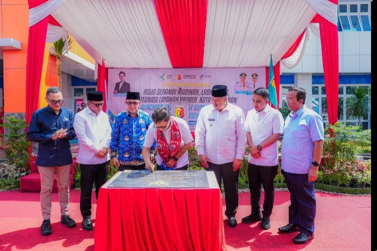 Menteri Kesehatan Budi Gunadi Sadikin menandatangani prasasti pertanda diresmikannya RSUD Serambi Madinah Kota Solok, Senin (17/2/2025). IST