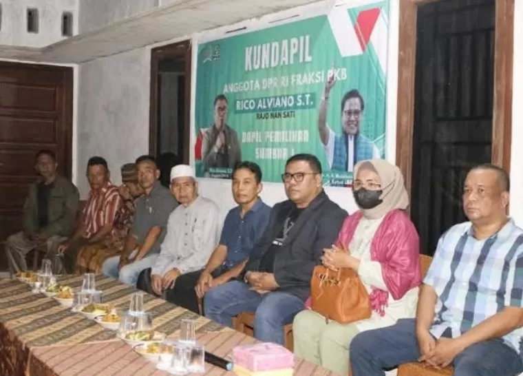 Anggota Komisi XII DPR RI Rico Alviano saat jemput aspirasi pada masyarakat Kecamatan Luki Kota Padang, beberapa waktu lalu. IST