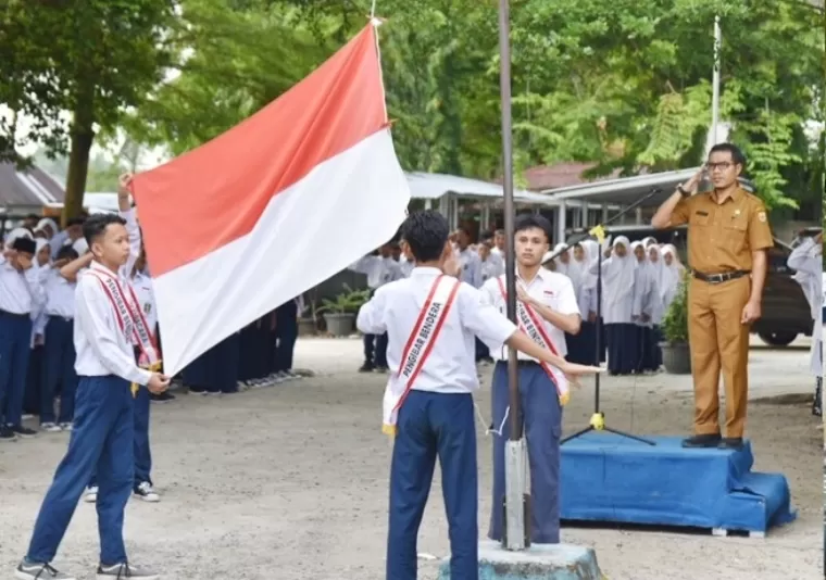 Plt Kepala Dinas Dikpora Kota Pariaman, Riky Falantino, saat jadi Irup di di MTS Muhammadiyah Kuraitaji, Kecamatan Pariaman Selatan, Senin (3/2/2025). IST