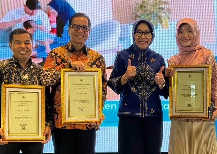 Foto bersama Ketua Dewan Pengawas bersama Direksi RSUP Dr. M. Djamil usai menerima penghargaan. IST