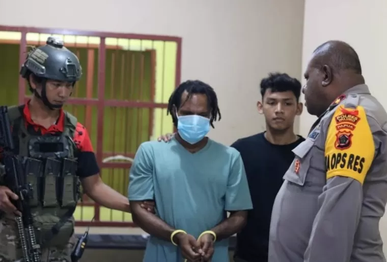 Tersangka anggota KKB Nikson Matuan alias Okoni Siep, saat digiring tim Investigasi Satgas Operasi Damai Cartenz 2025, menuju Polda Papua, Kamis (13/2/2025). IST