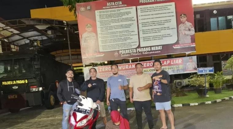 Pelaku pencuri daging di Pasar Raya Padang saat ditangkap Satreskrim Polresta Padang, Sabtu (22/2/2025). IST