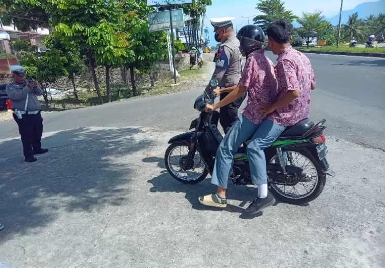 Pelajar membawa sepeda motor terjaring dalam operasi keselamatan Singgalang 2025. Pelajar dibonceng tidak memakai helm, Selasa siang (11/2/2025). (dok : arunala.com)