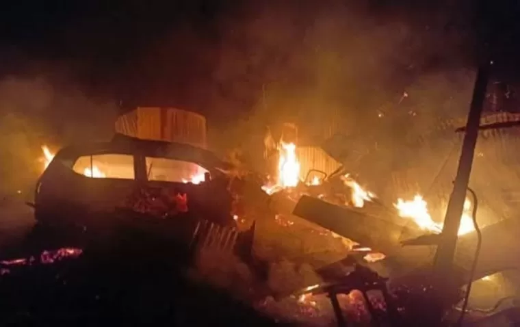 Kondisi mobil dan rumah warga saat terbakar di Kelurahan Koto Panjang Ikua Koto, Kecamatan Koto Tangah, Selasa (11/2/2025) malam. IST