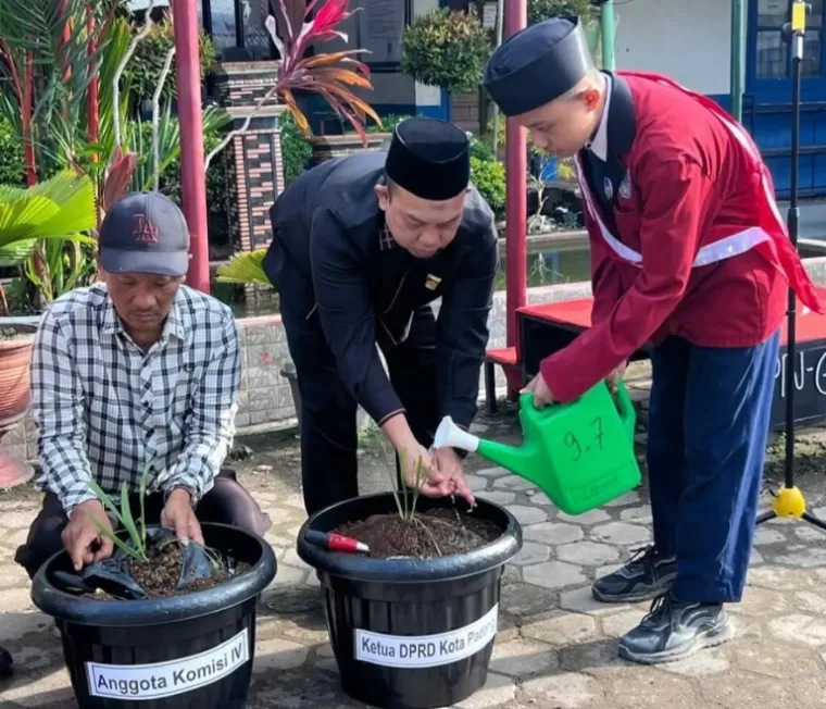 Ketua DPRD Kota Padang Muharlion saat canangkan budidaya bawang Dayak di SMPN 6 Padang, Pengambiran, Kecamtan Lubeg, Senin pagi (10/2/2025). IST