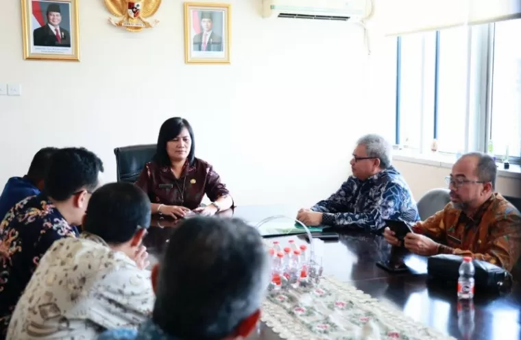 Plh Direktur FKDH Kemendagri, Herny Ika Hutauruk terima penyerahan berkas usulan pelantikan gubernur dan wakil gubernur dari Ketua DPRD Sumbar, Muhidi di Jakarta, Kamis (16/1/2025). IST