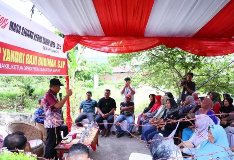 Wakil Ketua DPRD Sumbar Evi Yandri berdialog bersama masyarakat saat reses di Teluk Bayur, Senin (17/2/2025). IST