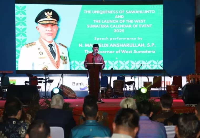 Gubernur Mahyeldi saat acara peluncuran kalender iven di Anjungan Sumbar TMII, Jakarta, Minggu malam (2/2/2025). IST