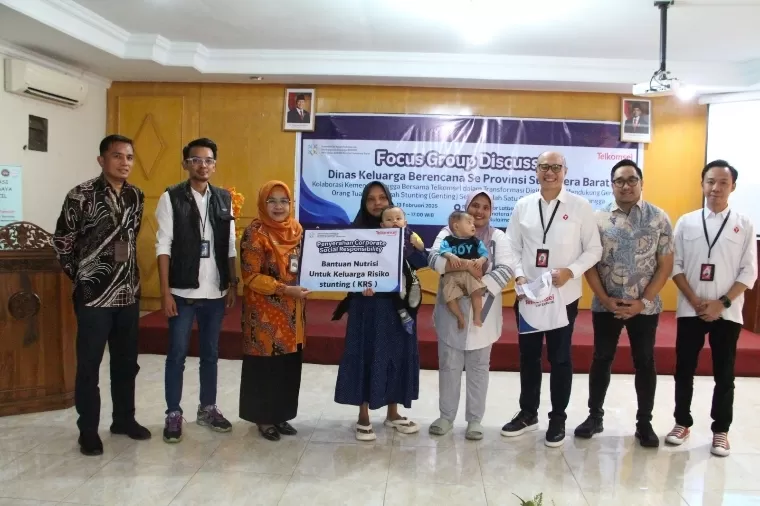 Penyerahan CSR Telkomsel kepada Kepala Perwakilan BKKBN Provinsi Sumatera Barat, Mardalena Wati Yulia. IST
