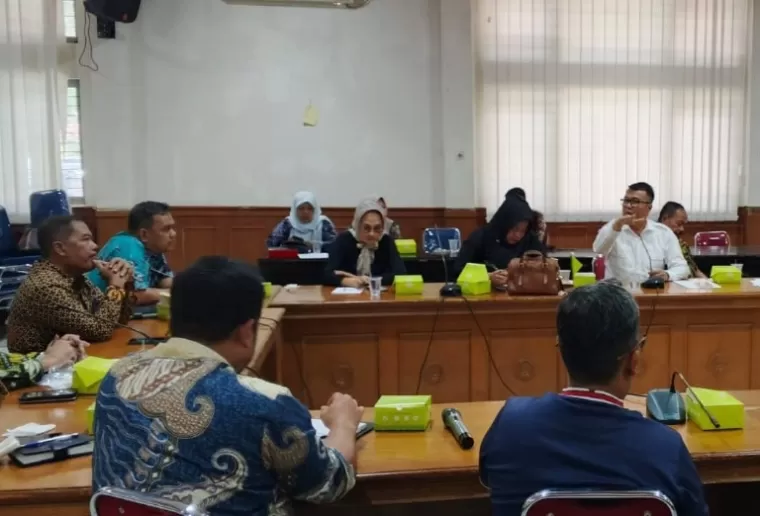 Rombongan Komisi 1 DPRD Sumbar saat kunjungi Dinas Pemdukcapil Pemprov Riau, Kamis (6/2/2025) kemarin. IST