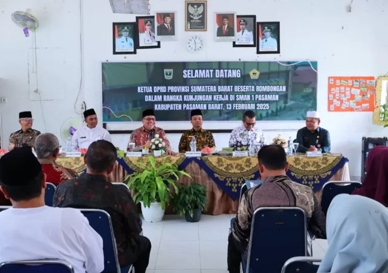 Ketua DPRD Sumbar, Muhidi ketika kunjungan kerja di SMAN 1 Pasaman, Kabupaten Pasbar, Kamis (13/2/2025). IST