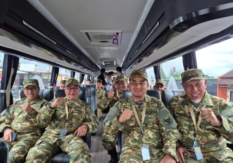 Gubernur Sumbar, Mahyeldi bersama kepala daerah asal Sumbar dalam bus saat ikut Retret di Magelang belum lama ini. IST