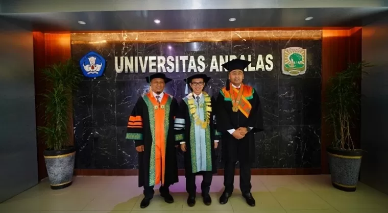 Wagub Sumbar Audy Joinaldy bersama Rektor Unand Efa Yonnedi, Ph.D dan dosen pembimbing Dr. Aidinil Zetra, M.A usai wisuda, Sabtu (8/2/2025). Humas Unand