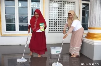 Bersama Marbot dan 200 Ibu Siapkan Masjid Lebih Bersih dan Higienis Jelang Ramadhan