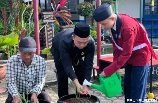 SMPN 6 Padang Kembangkan Budidaya Bawang Dayak