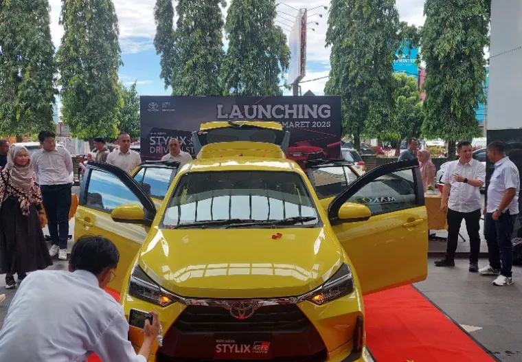 Unit All New Agya Stylix GR Sport 2025 yang dilaunching Toyota di Basko Grand Mall, Padang, Kamis (13/3/2025). (dok : arunala.com)