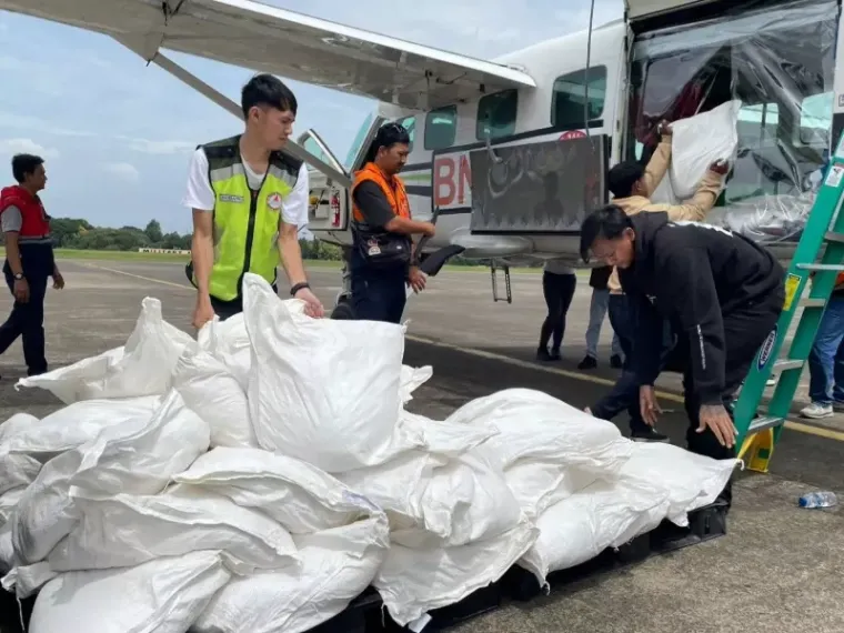 Petugas dan BNPB dibantu pihak lainnya memasukan garam dan bahan lainnya ke pesawat untuk operasi modifikasi cuaca yang ada di wilayah Jabodetabek kemarin. IST
