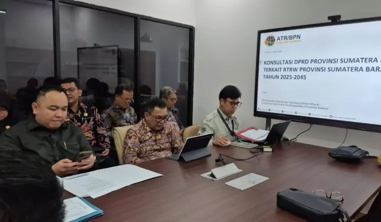 Wakil Ketua DPRD Sumbar, Nanda Satria pimpin rombongan Pansus RTRW dari DPRD Sumbar saat konsultasi ke Kementerian ATR/BPN, Jumat (5/3/2025). IST