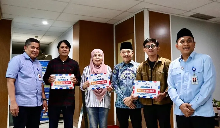 Direktur Utama Bank Nagari Gusti Candra dan Direktur Kepatuhan Sukardi bersama pemenang Lomba Karya Jurnalistik Bank Nagari, Senin (24/3/2025). IST