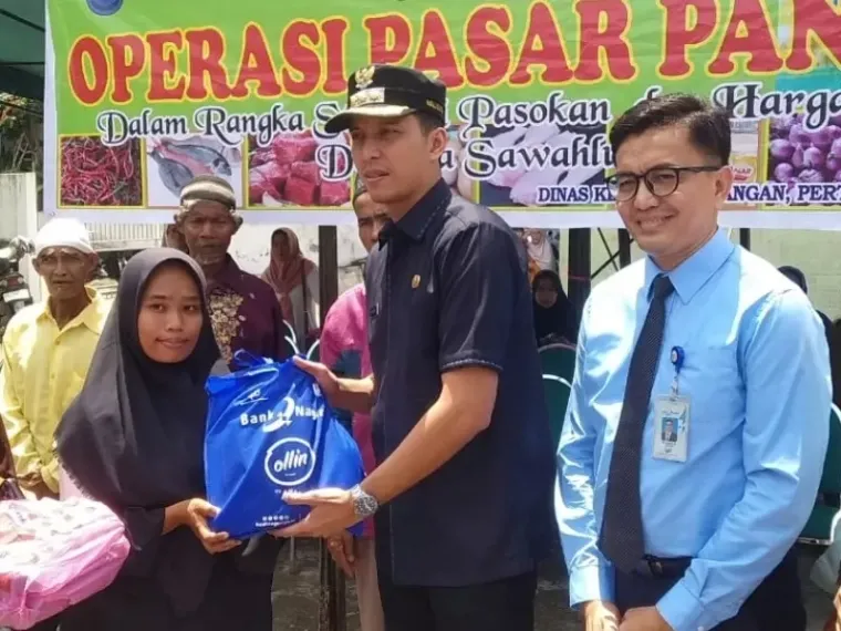 Wali Kota Sawahlunto Riyanda Putra didampingi Kepala Cabang Bank Nagari Sawahlunto Ulfhardi serahkan simbolis paket bantuan subsidi bahan pangan kepada perwakilan penerima, Senin (24/3/2025). IST